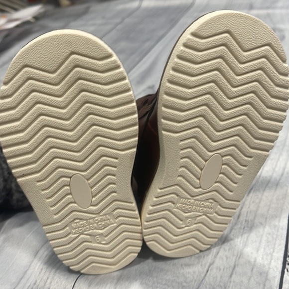 Old navy toddler boots size 6 - Picture 3 of 5